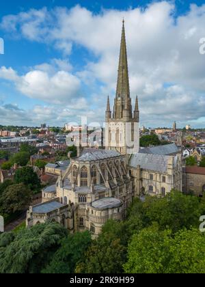 Norwich Cathedral aus der Vogelperspektive auf die historische Kathedrale im Stadtzentrum von Norwich an einem Sommertag. . Stadt und Kathedrale des Vereinigten Königreichs. Stockfoto