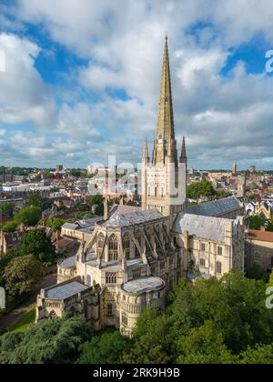 Norwich Cathedral aus der Vogelperspektive auf die historische Kathedrale im Stadtzentrum von Norwich an einem Sommertag. . Stadt und Kathedrale des Vereinigten Königreichs. Stockfoto