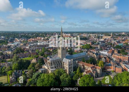 Norwich Cathedral aus der Vogelperspektive auf die historische Kathedrale im Stadtzentrum von Norwich an einem Sommertag. . Stadt und Kathedrale des Vereinigten Königreichs. Stockfoto