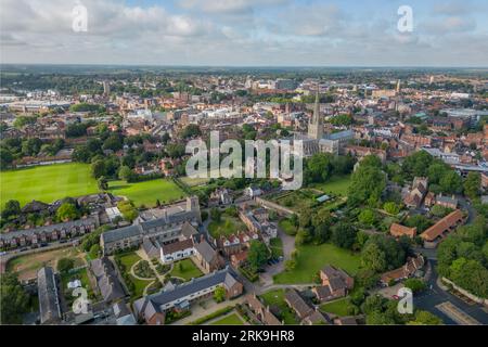 Norwich, Norfolk, aus der Luft gesehen mit seinem mittelalterlichen Stadtzentrum, Kathedralturm, Burg, Straßen und der umgebenden urbanen Landschaft. Stockfoto