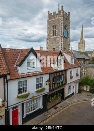 Stadtzentrum von Norwich, Großbritannien. Blick aus der Vogelperspektive auf das Stadtzentrum und die berühmte Kathedrale. Norwich in East Anglia Stockfoto