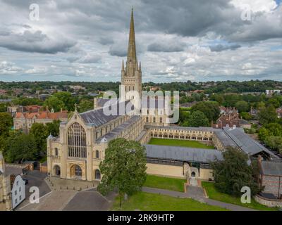 Stadtzentrum von Norwich, Großbritannien. Blick aus der Vogelperspektive auf das Stadtzentrum und die berühmte Kathedrale. Norwich in East Anglia Stockfoto