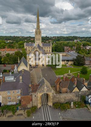 Stadtzentrum von Norwich, Großbritannien. Blick aus der Vogelperspektive auf das Stadtzentrum und die berühmte Kathedrale. Norwich in East Anglia Stockfoto
