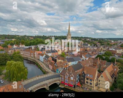 Stadtzentrum von Norwich, Großbritannien. Blick aus der Vogelperspektive auf das Stadtzentrum und die berühmte Kathedrale. Norwich in East Anglia Stockfoto