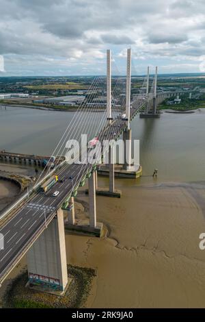 Dartford Crossing aus der Vogelperspektive über die Themse und die Autobahn M25. Verkehrsverbindungen in südengland. Stockfoto