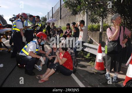 Bildnummer: 54203476  Datum: 04.07.2010  Copyright: imago/Xinhua (100704) -- HONG KONG, July 4, 2010 (Xinhua) -- Injured passengers stay at the site of a traffic accident where three buses collided at the entrance to a tunnel in Hong Kong, south China, on July 4, 2010. More than 20 were injured in the accident, according to local police. (Xinhua) (nxl) CHINA-HONG KONG-TRAFFIC-ACCIDENT (CN) PUBLICATIONxNOTxINxCHN Gesellschaft Verkehr Strasse Unfall Verkehrsunfall kbdig xdp 2010 quer o0 Opfer, Verletzte, Sanitäter, medizinische Versorgung    Bildnummer 54203476 Date 04 07 2010 Copyright Imago XI Stock Photo