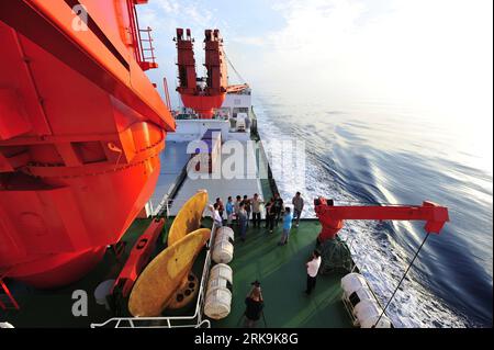 Bildnummer: 54206771  Datum: 05.07.2010  Copyright: imago/Xinhua (100705) -- SEA OF JAPAN, Jule 5, 2010 (Xinhua) -- Chinese expedition team members stand on the deck of China s icebreaker Xue Long, or Snow Dragon as it sails in the Sea of Japan on the way to the Arctic. The expedition team set sail Thursday from Xiamen, a coastal city in southeast China s Fujian Province. (Xinhua/Zhang Jiansong)(dyw) CHINA-SNOW DRAGON-ARCTIC-EXPEDITION PUBLICATIONxNOTxINxCHN Gesellschaft Verkehr Schifffahrt Eisbrecher kbdig xub 2010 quer o0 Arktis Nordpol    Bildnummer 54206771 Date 05 07 2010 Copyright Imago Stock Photo