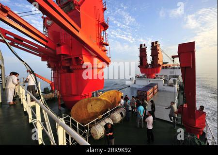 Bildnummer: 54206770 Datum: 05.07.2010 Copyright: imago/Xinhua (100705) -- SEA OF JAPAN, 5. Juli 2010 (Xinhua) -- Mitglieder des chinesischen Expeditionsteams stehen auf dem Deck des chinesischen Eisbrechers Xue Long oder Schneedakens, während er im Japanischen Meer auf dem Weg in die Arktis segelt. Das Expeditionsteam setzte am Donnerstag von Xiamen, einer Küstenstadt in der südöstlichen chinesischen Provinz Fujian, aus die Segel. (Xinhua/Zhang Jiansong)(dyw) CHINA-SNOW DRAGON-ARCTIC-EXPEDITION PUBLICATIONxNOTxINxCHN Gesellschaft Verkehr Schifffahrt Eisbrecher kbdig xub 2010 quer o0 Arktis Nordpol Bildnummer 54206770 Datum 05 07 2010 Copyright Imago Stockfoto