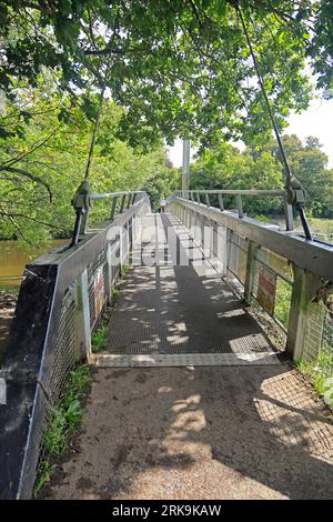 Blackweir Fußgängerbrücke über den Fluss Taff - Pontcanna Fields nach Blackweir, Bute Park, Cardiff. Vom August 2023. Stockfoto