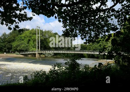 Blackweir-Fußgängerbrücke. Cardiff-Szenen. Vom August 2023. Stockfoto