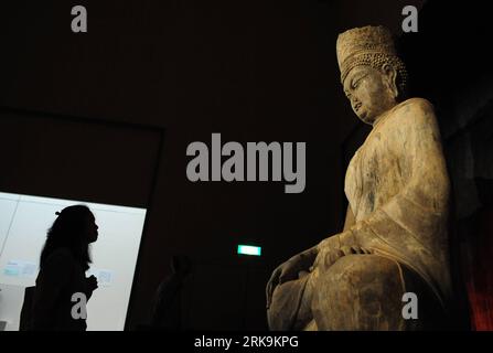 Bildnummer: 54209774 Datum: 06.07.2010 Copyright: imago/Xinhua (100706) -- TOKIO, 6. Juli 2010 (Xinhua) -- Ein Besucher beobachtet die Buddha-Statue, die auf der Naissance ausgestellt ist! Chinese Civilization, eine Ausstellung kultureller Relikte, die am 6. Juli 2010 in Tokio, Japan, stattfindet. Vom 6. Juli bis zum 5. September werden im Nationalmuseum Tokio etwa 150 Stücke kultureller Reliquien aus der zentralchinesischen Provinz Henan ausgestellt. (Xinhua/Ji Chunpeng)(axy) (7)JAPAN-TOKIO-CHINESISCHE KULTURAUSSTELLUNG PUBLICATIONxNOTxINxCHN Gesellschaft Kultur Ausstellung kbdig xsk 2010 quer o0 Exponat, Bildnummer 54209774 Datum 06 07 20 Stockfoto