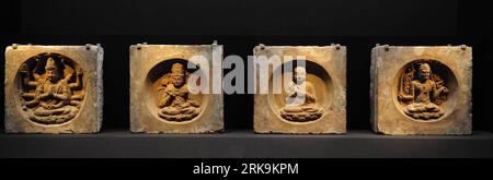 Bildnummer: 54209784 Datum: 06.07.2010 Copyright: imago/Xinhua (100706) -- TOKIO, 6. Juli 2010 (Xinhua) -- Buddha-Statuen-Ziegel werden auf der Naissance ausgestellt! Chinese Civilization, eine Ausstellung kultureller Relikte, die am 6. Juli 2010 in Tokio, Japan, stattfindet. Vom 6. Juli bis zum 5. September werden im Nationalmuseum Tokio etwa 150 Stücke kultureller Reliquien aus der zentralchinesischen Provinz Henan ausgestellt. (Xinhua/Ji Chunpeng)(axy) (12)JAPAN-TOKIO-CHINESISCHE ZIVILISATIONSAUSSTELLUNG PUBLICATIONxNOTxINxCHN Gesellschaft Kultur Ausstellung kbdig xsk 2010 quer o0 Exponat, Bildnummer 54209784 Datum 06 07 2010 Copyrig Stockfoto