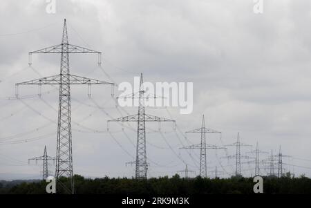Strommasten und Hochspannungsfreileitungen, die elektrische Energie über die Landschaft transportieren. Stockfoto
