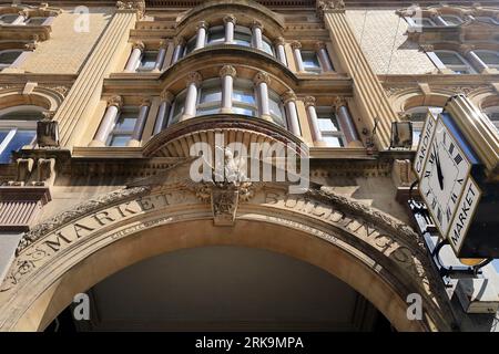 Haupteingangsbogen und -Uhr des Cardiff Indoor Market, St Mary's Street. . August 2023. cym Stockfoto