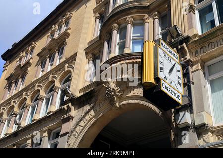 Haupteingangsbogen und -Uhr des Cardiff Indoor Market, St Mary's Street. . August 2023. cym Stockfoto