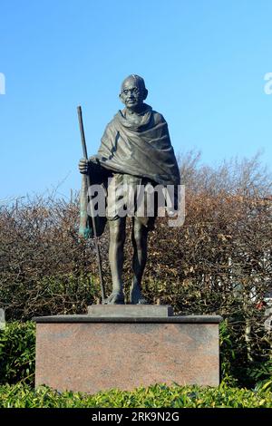 Mahatma Gandhi - Mohandas Karamchand Gandhi - Statue in voller Länge. Cardiff Bay, Südwales. Die Bildhauer RAM und Anil Sutar. Vom August 2023. Stockfoto