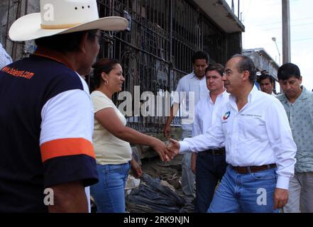 Bildnummer: 54217865  Datum: 09.07.2010  Copyright: imago/Xinhua (100709) -- MONTERRY, July 9, 2010 (Xinhua) -- Mexican President Felipe Calderon (R Front) shakes hands with a local resident during his visit to Monterrey, Mexico, July 9, 2010. Flood triggered by Hurricane Alex killed 12 in the northern Mexico state of Nuevo Leon. (Xinhua) (wjd) (4)MEXICO-HURRICANE-ALEX FLOOD PUBLICATIONxNOTxINxCHN Gesellschaft Naturkatastrophe Hurrikan Wirbelsturm kbdig xmk 2010 quer premiumd xint o0 People Politik    Bildnummer 54217865 Date 09 07 2010 Copyright Imago XINHUA  Monterrey July 9 2010 XINHUA MEXI Stock Photo