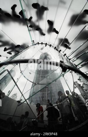 Bildnummer: 54219205  Datum: 10.07.2010  Copyright: imago/Xinhua (100710) -- SHANGHAI, July 10, 2010 (Xinhua) -- queue to enter the Apple flagship store at the Lujiazui district of east China s Shanghai Municipality, July 10, 2010. The first Apple flagship store in Shanghai, selling Apple products and offering free technical supports to customers, opened on Saturday. (Xinhua) (mcg) CHINA-SHANGHAI-APPLE FLAGSHIP STORE-OPEN (CN) PUBLICATIONxNOTxINxCHN Wirtschaft China Apple kbdig xcb 2010 hoch o0 Gebäude Perspektive Froschperspektive Einzelhandel    Bildnummer 54219205 Date 10 07 2010 Copyright Stock Photo