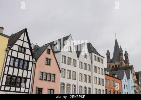 Fischmarkt, Köln, Deutschland, farbenfrohe historische Häuser in der Altstadt neben dem Rhein, eines der malerischsten Viertel der Stadt. Stockfoto