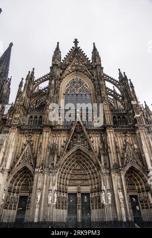 Kölner Dom Details zu Architektur und Steinarbeiten aus nächster Nähe. Mauerwerk und Bögen im historischen kölner Dom. Stockfoto