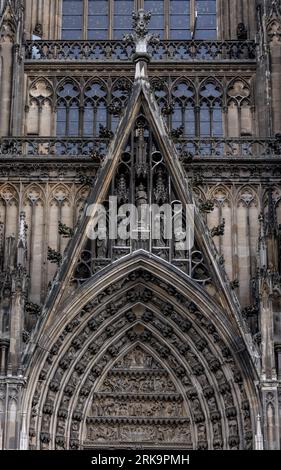 Kölner Dom Details zu Architektur und Steinarbeiten aus nächster Nähe. Mauerwerk und Bögen im historischen kölner Dom. Stockfoto