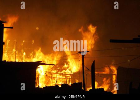 Bildnummer: 54222707  Datum: 11.07.2010  Copyright: imago/Xinhua (100712) -- SAO PAULO, July 12, 2010 (Xinhua) -- Fire rages in eastern Sao Paulo, Brazil, July 11, 2010. A huge fire was under control after it burnt out injuring two on Sunday evening. (Xinhua/Sao Paulo News Agency) (zx) (2)BRAZIL-SA0 PAULO-FIRE PUBLICATIONxNOTxINxCHN Gesellschaft Feuer Brand kbdig xcb 2010 quer o00 Totale    Bildnummer 54222707 Date 11 07 2010 Copyright Imago XINHUA 100 712 Sao Paulo July 12 2010 XINHUA Fire rages in Eastern Sao Paulo Brazil July 11 2010 a Huge Fire what Under Control After IT Burnt out injurin Stock Photo