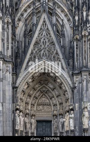 Kölner Dom Details zu Architektur und Steinarbeiten aus nächster Nähe. Mauerwerk und Bögen im historischen kölner Dom. Stockfoto