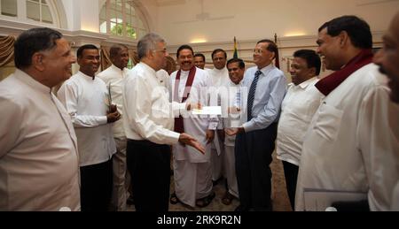 Bildnummer: 54223532 Datum: 12.07.2010 Copyright: imago/Xinhua (100712) -- COLOMBO, 12. Juli 2010 (Xinhua) -- Sri Lankas Präsident Mahinda Rajapaksa (5. L) und der führende Oppositionsführer der United National Party (UNP), Ranil Wickremesinghe (4. L), nehmen am 12. Juli 2010 an einer Sitzung über die vorgeschlagenen Verfassungsänderungen im Präsidentenbüro in Colombo, Sri Lanka, Teil. Sie erzielten einen Konsens über die Schaffung eines Exekutiv-Premierministers, der dem parlament rechenschaftspflichtig ist, indem die Präsidentschaft im Rahmen der von der Regierung vorgeschlagenen neuen Verfassungsreformen abgeschafft wird. (Xinhua) (zw) (2)SRI LANKA-COLOMBO-C Stockfoto