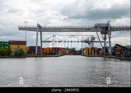 Alphen aan den Rijn, Holland, Niederlande, 10. Juli 2023 - Industriekran für Fracht am rhein Stockfoto