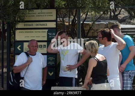 Bildnummer: 54226145  Datum: 13.07.2010  Copyright: imago/Xinhua (100713) -- ATHENS, July 13, 2010 (Xinhua) -- Tourists wait at the entrance of the Acropolis hill which was closed for four hours due to a protest of Greek employees in Athens on July 13, 2010. Employees of the Ministry of Culture on Tuesday protested against the austerity measures implemented by the government due to an economic crisis. (Xinhua/Marios Lolos) (7)GREECE-ATHENS-ECONOMY-PROTEST PUBLICATIONxNOTxINxCHN Gesellschaft Reisen Streik Protest Angestellte Sehenswürdigkeit geschlossen Touristen warten anstehen Hitze kbdig xub Stock Photo