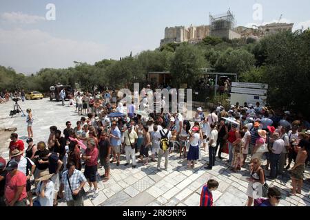 Bildnummer: 54226981  Datum: 13.07.2010  Copyright: imago/Xinhua (100713) -- ATHENS, July 13, 2010 (Xinhua) -- Tourists wait at the entrance of the Acropolis hill which was closed for four hours due to a protest of Greek employees in Athens on July 13, 2010. Employees of the Ministry of Culture on Tuesday protested against the austerity measures implemented by the government due to an economic crisis. (Xinhua/Marios Lolos) (2)GREECE-ATHENS-ECONOMY-PROTEST PUBLICATIONxNOTxINxCHN Gesellschaft Reisen Streik Protest Angestellte Sehenswürdigkeit geschlossen Touristen Hitze kbdig xub 2010 quer premi Stock Photo