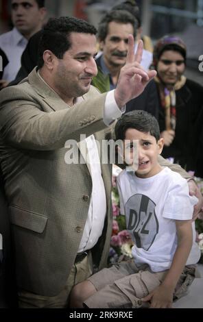 (100715) -- TEHRAN, July 15, 2010 (Xinhua) -- Iranian scholar Shahram Amiri (L) with his son flashes a victory sign as he arrived in Tehran, July 15, 2010. Shaharm Amiri, 32, who arrived in Tehran early in the morning, told a news conference that he was kidnapped by the CIA and the abduction was part of the U.S. campaign to add political pressures to Iran. (Xinhua/Ahmad Halabisaz) (gj) (12)IRAN-SCHOLAR-SHAHRAM AMIRI-RETURN PUBLICATIONxNOTxINxCHN Stock Photo