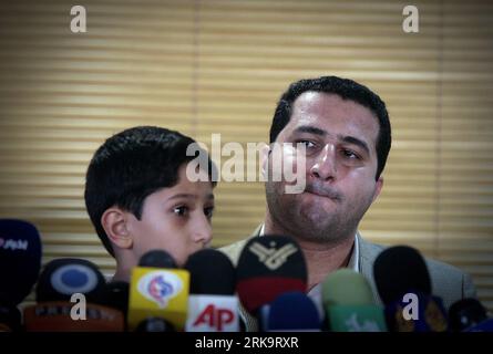 (100715) -- TEHERAN, 15. Juli 2010 (Xinhua) -- der iranische Gelehrte Shahram Amiri (R) nimmt an einer Pressekonferenz mit seinem Sohn Teil, nachdem er am 15. Juli 2010 in Teheran angekommen ist. Shaharm Amiri, 32, der am frühen Morgen in Teheran ankam, erzählte auf einer Pressekonferenz, dass er von der CIA entführt wurde und die Entführung Teil der US-Kampagne war, um den Iran unter politischen Druck zu setzen. (Xinhua/Ahmad Halabisaz) (gj) (9)IRAN-SCHOLAR-SHAHRAM AMIRI-RETURN PUBLICATIONxNOTxINxCHN Stockfoto