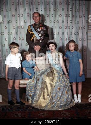 Etwa 1947, London, England, Vereinigtes Königreich: König Paul und Königin Frederika von Griechenland im Königlichen Palast von Athen mit ihren Kindern. (Kreditbild: © Keystone Press Agency/ZUMA Press Wire). NUR REDAKTIONELLE VERWENDUNG! Nicht für den kommerziellen GEBRAUCH! Stockfoto