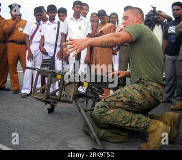 Bildnummer: 54229798  Datum: 15.07.2010  Copyright: imago/Xinhua (100715) -- TRINCOMALEE, July 15, 2010 (Xinhua) -- A U.S. marine shows shipborne weapon to Sri Lankan students on board the U.S. Navy ship Pearl Harbor in Sri Lanka s eastern port town of Trincomalee on July 15, 2010. The ship with 352 naval personnel aboard is on a goodwill visit to Sri Lanka from July 13 to 18. (Xinhua) (zl) SRI LANKA-TRINCOMALEE-U.S. NAVY SHIP-VISIT PUBLICATIONxNOTxINxCHN Gesellschaft Militär Marine Soldaten premiumd xint kbdig xsk 2010 quadrat  o0 US USA Besichtigung Maschinengewehr Waffe    Bildnummer 542297 Stock Photo