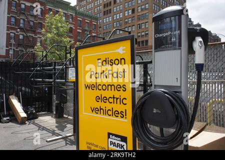 Bildnummer: 54231595  Datum: 15.07.2010  Copyright: imago/Xinhua (100715) -- NEW YORK, July 15, 2010 (Xinhua) -- Photo taken on July 15, 2010 shows the first ChargePoint Network Electric Vehicle Charging Station in Manhattan, New York, the United States. Coulomb Technologies on Wednesday announced the installation of its first public ChargePoint Network Charging Station for electric vehicles (EV) in New York City, part of the 37 million U.S. dollars ChargePoint America program. Coulomb also plans to install hundreds of the EV charging stations throughout New York City where they will be used b Stock Photo