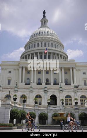 Bildnummer: 54230847 Datum: 15.07.2010 Copyright: imago/Xinhua (100715) -- WASHINGTON, 15. Juli 2010 (Xinhua) -- Touristen fahren Fahrräder vor dem Capitol Hill in Washington D.C., Hauptstadt der Vereinigten Staaten, 15. Juli 2010. Der US-Senat stimmte am Donnerstag dafür ab, die Debatte über die historische Finanzreform zu beenden und damit die Voraussetzungen für die endgültige Genehmigung der richtungsweisenden Gesetzgebung zu schaffen. (Xinhua/Zhang Jun) (zw) (5)U.S.-WASHINGTON-FINANCIAL BILL PUBLICATIONxNOTxINxCHN Reisen USA Gebäude Politik kbdig xsk 2010 hoch Bildnummer 54230847 Datum 15 07 2010 Copyright Imago XINHUA Washington 15 Juli 2010 XINHUA to Stockfoto