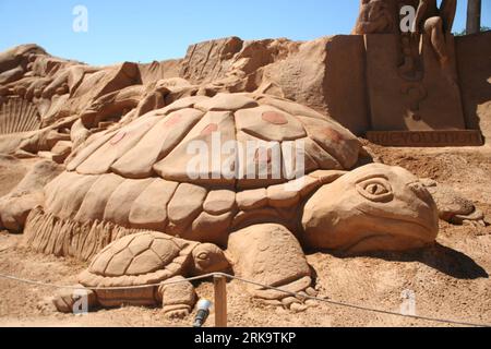 Bildnummer: 54232188  Datum: 12.07.2010  Copyright: imago/Xinhua LISBON, July 16, 2010 (Xinhua) -- Photo taken on July 12, 2010 shows a sand sculpture at the 8th International Sand Sculpture Festival in Pera, Algarve, Portugal. Sculptures of rare animals, and buildings were showed at the annual festival under the theme of living world. (Xinhua/Tong Bingqiang) (zhs) (4)PORTUGAL-ALGARVE-PERA-SAND ART PUBLICATIONxNOTxINxCHN Objekte Kunst Kultur Sandskulptur kbdig xdp 2010 quer premiumd xint o0 Schildkröte    Bildnummer 54232188 Date 12 07 2010 Copyright Imago XINHUA Lisbon July 16 2010 XINHUA Pho Stock Photo