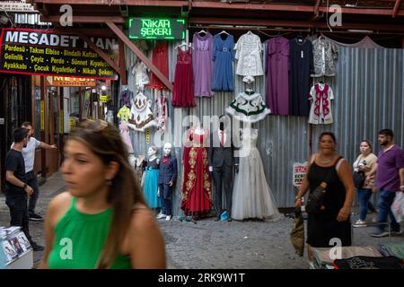 24. August 2023: Das tägliche Leben in Istanbul trotz steigender Inflationsraten am 24. August 2023 in der Türkei. Die türkische Zentralbank hat ihre Leitzinsen von 17,5 Prozent auf 25 Prozent angehoben und damit ihr Versprechen einer Straffung erfüllt. Die Inflation auf der anderen Seite ist seit ihrem Höchststand von 85 % im Oktober 2022 rückläufig, stieg jedoch von 38 % im Juni dieses Jahres auf fast 48 % im Juli. (Bild: © Tolga Ildun/ZUMA Press Wire) NUR REDAKTIONELLE VERWENDUNG! Nicht für kommerzielle ZWECKE! Stockfoto