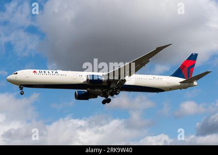 Delta Air Lines Boeing 767-432/ER jet airliner plane N827MH on finals to land at London Heathrow Airport, UK. Stock Photo