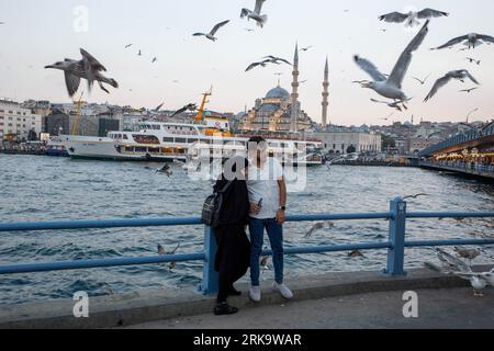 24. August 2023: Das tägliche Leben in Istanbul trotz steigender Inflationsraten am 24. August 2023 in der Türkei. Die türkische Zentralbank hat ihre Leitzinsen von 17,5 Prozent auf 25 Prozent angehoben und damit ihr Versprechen einer Straffung erfüllt. Die Inflation auf der anderen Seite ist seit ihrem Höchststand von 85 % im Oktober 2022 rückläufig, stieg jedoch von 38 % im Juni dieses Jahres auf fast 48 % im Juli. (Bild: © Tolga Ildun/ZUMA Press Wire) NUR REDAKTIONELLE VERWENDUNG! Nicht für kommerzielle ZWECKE! Stockfoto