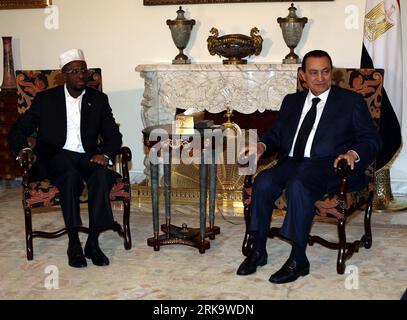 Bildnummer: 54236192  Datum: 18.07.2010  Copyright: imago/Xinhua (100718) -- CAIRO, July 18, 2010 (Xinhua) -- Egyptian President Hosni Mubarak (R) meets with his visiting Somali counterpart Sheikh Sharif Sheikh Ahmed in Cairo, Egypt, July 18, 2010. (Xinhua/Cai Yang) (hdt) EGYPT-HOSNI MUBARAK-SOMALIA-SHEIKH SHARIF SHEIKH AHMED-MEETING PUBLICATIONxNOTxINxCHN People Politik kbdig xsk 2010 quer premiumd xint     Bildnummer 54236192 Date 18 07 2010 Copyright Imago XINHUA  Cairo July 18 2010 XINHUA Egyptian President Hosni Mubarak r Meets With His Visiting Somali Part Sheikh Sharif Sheikh Ahmed in C Stockfoto
