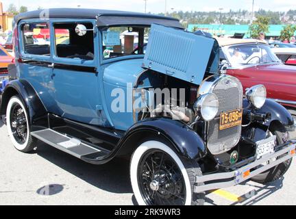 Bildnummer: 54238606 Datum: 19.07.2010 Copyright: imago/Xinhua (100719) -- VANCOUVER, 19. Juli 2010 (Xinhua) -- Ein Oldtimer wird auf dem Parkplatz eines Coquitlam-Lebensmittelgeschäfts in Vancouver, 19. Juli 2010, ausgestellt. Mehr als 100 Oldtimer, hauptsächlich aus den 1950er und 1960er Jahren, wurden in der Show gezeigt. (Xinhua/Huang Xiaonan) (zx) (10)CANADA-VANCOUVER-CLASSIC CARS-SHOW PUBLICATIONxNOTxINxCHN Gesellschaft Verkehr Strasse Autoshow Auto Oldtimer Oldtimershow Messe Oldtimermesse kbdig xub 2010 quer o0 Ford Bildnummer 54238606 Datum 19 07 2010 Copyright Imago XINHUA Vancouver Stockfoto