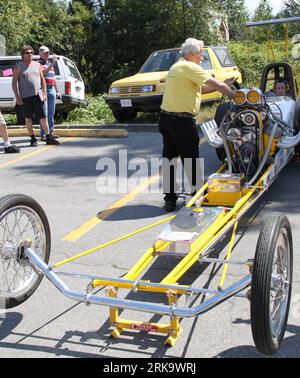 Bildnummer: 54238602  Datum: 19.07.2010  Copyright: imago/Xinhua (100719) -- VANCOUVER, July 19, 2010 (Xinhua) -- A classic car is seen on display in the parking lot of a Coquitlam grocery store in Suburban Vancouver, July 19, 2010. More than 100 classic cars, mainly made in the 1950s and 1960s were displayed on the show. (Xinhua/Huang Xiaonan) (zx) (4)CANADA-VANCOUVER-CLASSIC CARS-SHOW PUBLICATIONxNOTxINxCHN Gesellschaft Verkehr Strasse Autoshow Auto Oldtimer Oldtimershow Messe Oldtimermesse kbdig xub 2010 quadrat o0 Ford    Bildnummer 54238602 Date 19 07 2010 Copyright Imago XINHUA  Vancouve Stock Photo