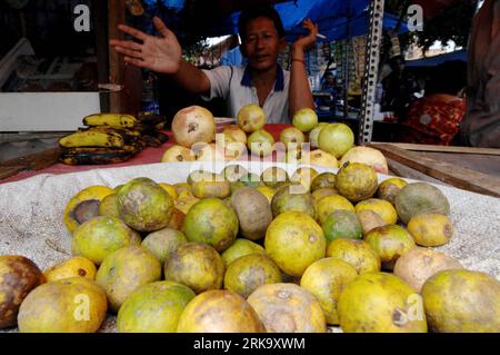 Bildnummer: 54244221 Datum: 21.07.2010 Copyright: imago/Xinhua (100721) -- JAKARTA, 21. Juli 2010 (Xinhua) -- Ein Obstverkäufer wartet auf Kunden in einem Markt in Jakarta, Hauptstadt Indonesiens, 21. Juli 2010. Die indonesische Regierung führt vor dem Fastenmonat Ramadan eine Marktoperation durch, um die Preise für Grundstoffe im ganzen Land zu stabilisieren. (Xinhua/Yue Yuewei)(zx) (1)INDONESIA-JAKARTA-RAMADAN PUBLICATIONxNOTxINxCHN Wirtschaft Einzelhandel kbdig xmk 2010 quer o0 Markt, Bildnummer 54244221 Datum 21 07 2010 Copyright Imago XINHUA Jakarta 21. Juli 2010 XINHUA A Fruit Vendor Waits for Stockfoto