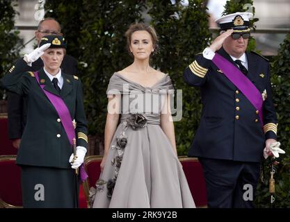 Bildnummer: 54244781  Datum: 21.07.2010  Copyright: imago/Xinhua (100722) -- BRUSSELS, July 22, 2010 (Xinhua) -- Princess Claire of Belgium (C) is pictured on the podium with Prince Laurent and Princess Astrid during the military parade in Brussels, capital of Belgium, July 21, 2010, on the occasion of the Belgian National Day. (Xinhua/Thierry Monasse) (zjy) (32)BELGIUM-BRUSSELS-NATIONAL DAY PUBLICATIONxNOTxINxCHN Gesellschaft Nationalfeiertag Parade Militärparade People Politik Adel kbdig xmk 2010 quer Highlight premiumd xint o0 with Prince Laurent and Princess Astrid, Ehefrau, Frau, Familie, Stock Photo