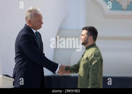 Kiew, Ukraine. August 2023. Der ukrainische Präsident Wolodymyr Zelensky (R) wird am Donnerstag, den 24. August 2023, vom litauischen Präsidenten Gitanas Nausėda (L) während einer offiziellen Feier zum 32. Unabhängigkeitstag der Ukraine auf dem Sophia-Platz in Kiew, Ukraine, begrüßt. Führer aus Norwegen, Litauen und Portugal besuchten Kiew zu Ehren des ukrainischen Unabhängigkeitstages. Foto des ukrainischen Präsidenten Pressedienst / Credit: UPI/Alamy Live News Stockfoto