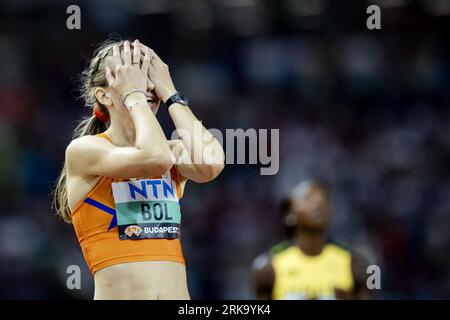 BUDAPEST - Femke Bol jubelt nach dem Sieg im Finale in den 400 Meter Hürden am sechsten Tag der Leichtathletik-Weltmeisterschaften zu. ANP ROBIN VAN LONKHUIJSEN Stockfoto