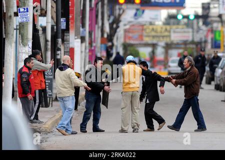 Bildnummer: 54246082  Datum: 22.07.2010  Copyright: imago/Xinhua (100722) -- PILAR, July 22, 2010 (Xinhua) -- The robber (2nd R) surrenders to police after taking 30 hostages for 5 hours at a branch of the Bank of the Nation in Pilar in Buenos Aires Province, Argentina, July 22, 2010. All the hostages were released unharmed. (Xinhua/Luciano Thieberger) (zw) ARGENTINA-PILAR-BANK-ROBBERY-HOSTAGE-RELEASE PUBLICATIONxNOTxINxCHN Wirtschaft Gesellschaft Kriminalität Bankraub Bank Raub Geiselnahme premiumd xint kbdig xsk 2010 quer o0 Polizei, Festnahme, Bankräuber, Täter    Bildnummer 54246082 Date 2 Stock Photo