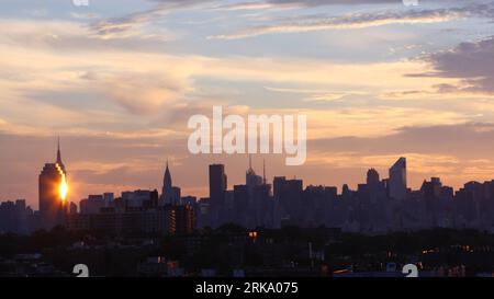 Bildnummer: 54248580  Datum: 22.07.2010  Copyright: imago/Xinhua (100723) -- NEW YORK, July 23, 2010 (Xinhua) -- The skyline of Manhattan is silhouetted against the sunset in New York July 22, 2010. (Xinhua/Wu Kaixiang) U.S.-NEW YORK-SUNSET PUBLICATIONxNOTxINxCHN USA New York Sonnenuntergang kbdig xcb 2010 quer  o0 abends, Totale, Silhouette    Bildnummer 54248580 Date 22 07 2010 Copyright Imago XINHUA  New York July 23 2010 XINHUA The Skyline of Manhattan IS silhouetted against The Sunset in New York July 22 2010 XINHUA Wu Kaixiang U S New York Sunset PUBLICATIONxNOTxINxCHN USA New York Sunse Stockfoto